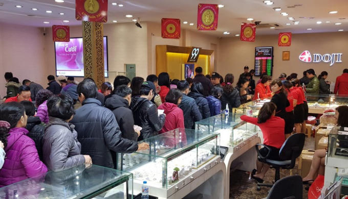 Người dân xếp hàng mua vàng nhân ngày "vía" thần Tài năm 2018. Ảnh minh họa: Doji.