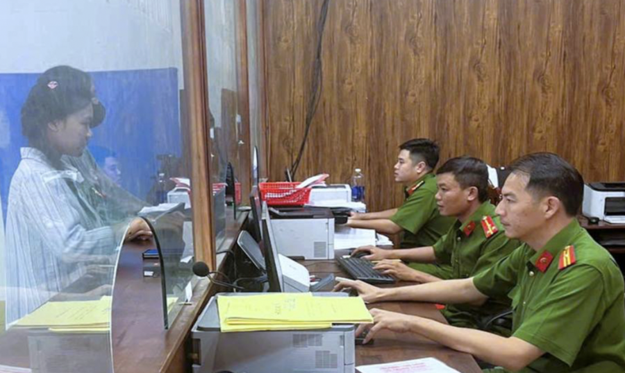 Công an xã Trảng Bom triển khai thực hiện số hoá, làm sạch dữ liệu hồ sơ đăng ký xe.
