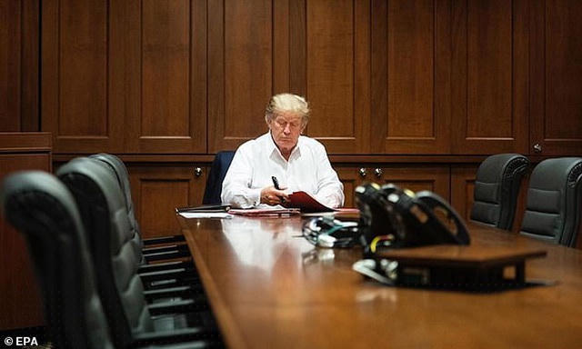 Ông Trump xem tài liệu tại Walter Reed. (Ảnh: Nhà Trắng)