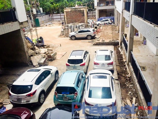 Theo quan sát của PV, ô tô được quây thành từng vùng ở ngay bên dưới các hạng mục công trình đang thi công, mỗi ô thường được xếp từ 5 đến 10 chiếc xe.