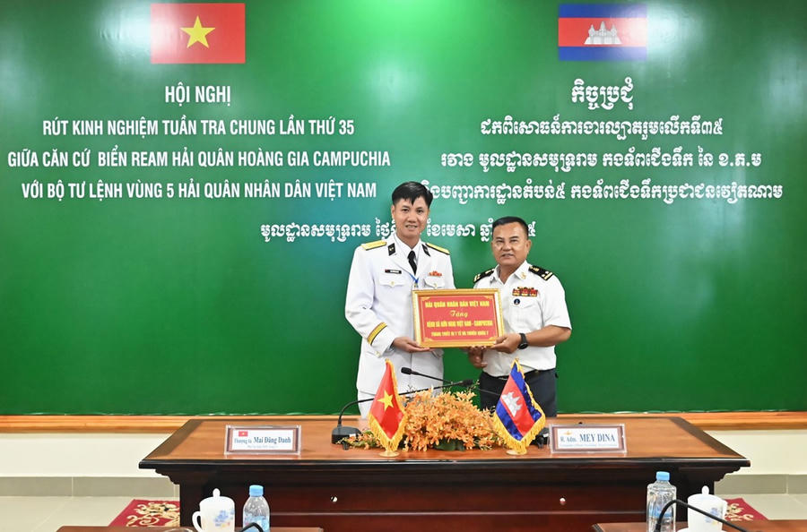 Thượng tá Mai Đăng Danh trao biển tượng trưng tặng trang thiết bị ý tế và thuốc quân y cho Bệnh xá Hữu nghị Việt Nam – Campuchia