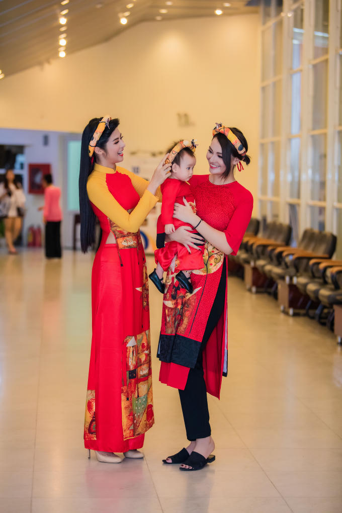 Hồng Quế bế con gái diễn áo dài cho Hoa hậu Ngọc Hân