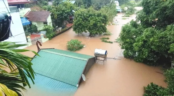 Mưa lớn đã khiến cho nhà dân tại Tiên Yên, Quảng Ninh ngập sâu trong nước.