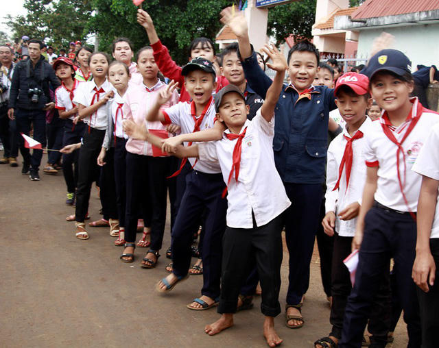 Những học sinh vui mừng khi được gặp hoa hậu