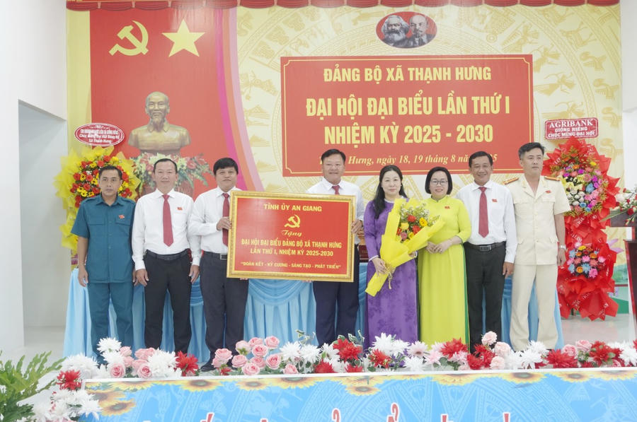 Bà Lê Hồng Thắm - Ủy viên Ban Thường vụ Tỉnh ủy, Phó Chủ tịch Thường trực Hội đồng nhân dân tỉnh trao tặng bức trướng cho Đảng bộ và Nhân dân xã Thạnh Hưng