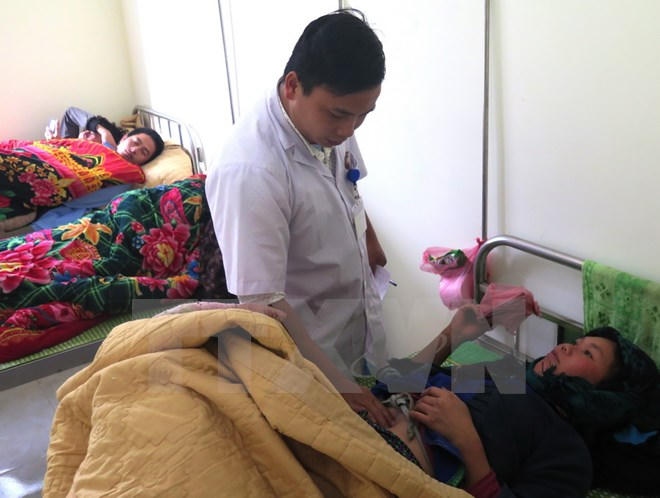Bác sỹ Bệnh viện Đa khoa huyện Hoàng Su Phì tích cực điều trị cho các nạn nhân trong vụ ngộ độc thực phẩm. (Ảnh: Minh Tâm/TTXVN)
