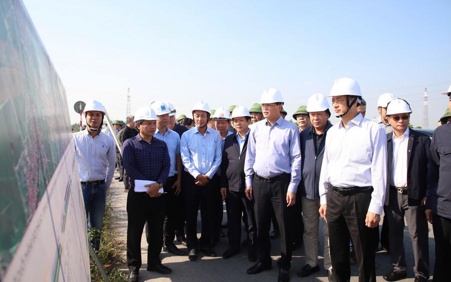 Bí thư Thành ủy Hà Nội Nguyễn Duy Ngọc kiểm tra thực địa tình hình triển khai Dự án đường Vành đai 4. (Ảnh: Phạm Đăng).