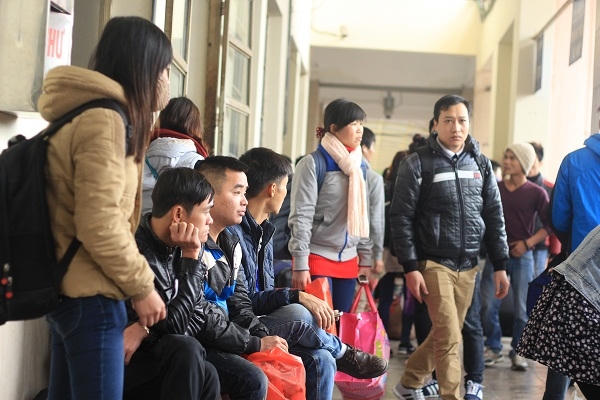 Những hành khách  mang vẻ mệt mỏi khi chờ đợi. Ảnh: Như Trường.