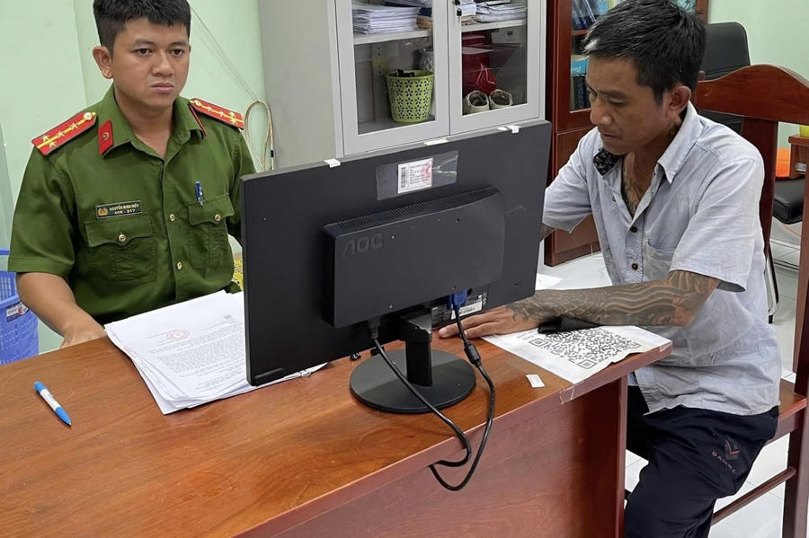 Lê Khắc Thiện tại cơ quan công an.