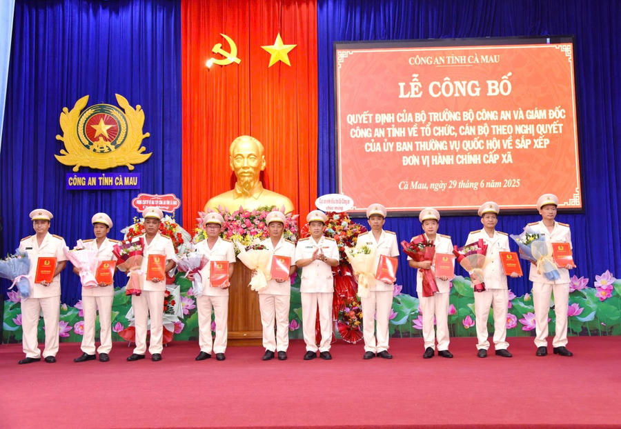 Đại tá Châu Quốc Huy - Phó Giám đốc Công an tỉnh Cà Mau, trao quyết định và tặng hoa chúc mừng các Trưởng phòng và Trưởng Công an xã.