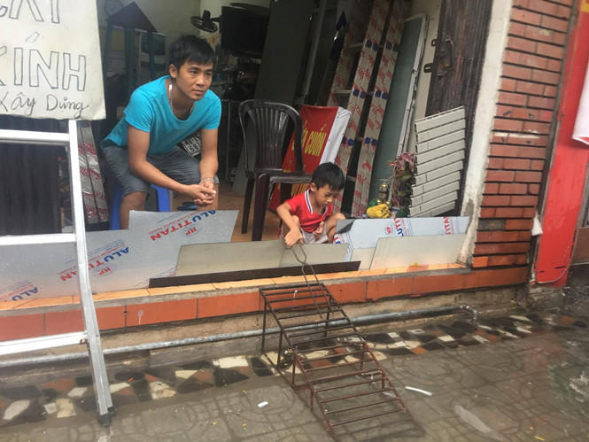 Dựng "đê" chắn nước vào nhà trên phố Lạc Trung. (Ảnh: Tiền Phong)