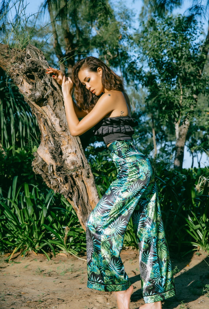 Phương Mai khoe vòng 1 bốc lửa bên bờ biển