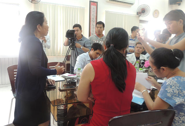 Gia đình bé N. làm việc với Hội bảo vệ quyền trẻ em TPHCM để theo đuổi vụ việc nghi bé bị xâm hại tình dục tại trường. (Ảnh Dân Trí)