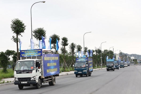 Đoàn xe diễu hành cổ động sau lễ phát động.