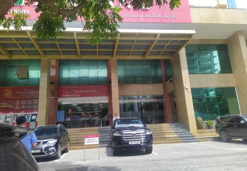 Ghi nhận tại Agribank chi nhánh Láng Hạ sáng 18/6, lượng người ra vào khá thưa thớt.