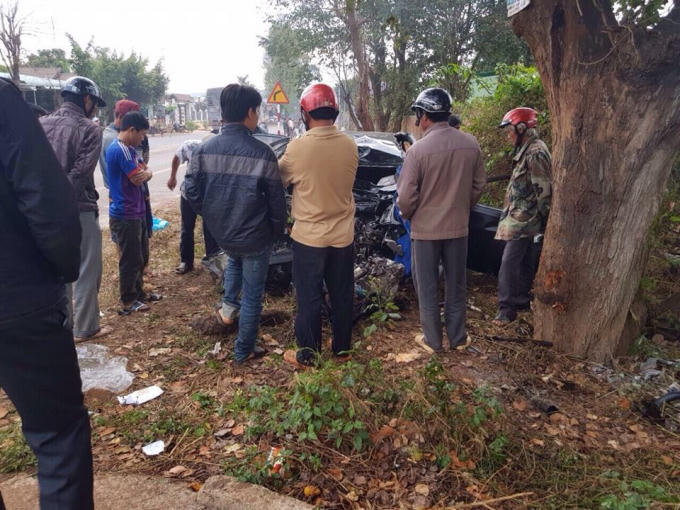 Nhiều người dân đã tới xem hiện trường vụ tai nạn. (Ảnh: Tin nóng Đắk Lắk)