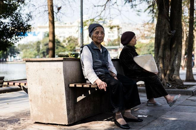 Bà Nguyễn Thị Hồng (quận Hoàn Kiếm, Hà Nội) thoáng nét ưu tư.