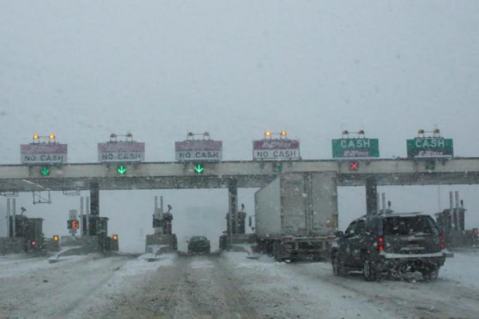 Tuyết phủ trắng x&oacute;a tr&ecirc;n c&aacute;c tuyến đường cao tốc&nbsp;