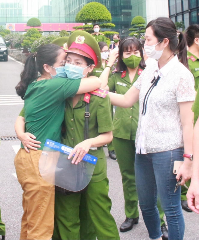 Đồng đội động viên 2 nữ chiến sĩ tham gia công tác chống dịch