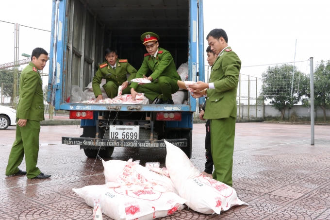 Lực lượng công an đang kiểm tra và thu giữ hàng không nguồn gốc.