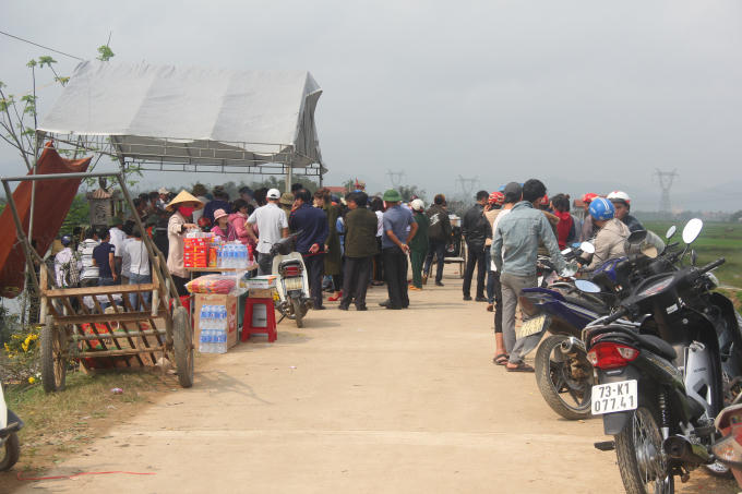 Mỗi ngày có hàng trăm người kéo nhau về "diện kiến bà rắn".