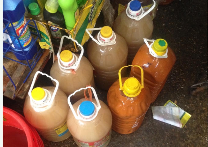 Dầu ăn nước hai và tương được đặt trong các quầy hàng ở chợ Phùng Khoang.