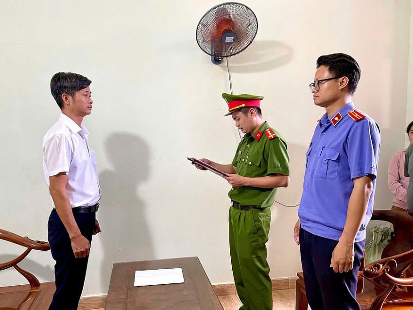 Cơ quan chức năng tống đạt các quyết định tố tụng đối với Phan Xuân Lâm. Ảnh:GDTĐ