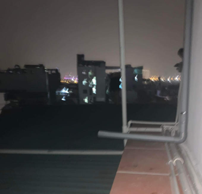 Mái tôn trên tầng 6 nơi ba chị em chạy lên để thoát khỏi vụ hoả hoạn.