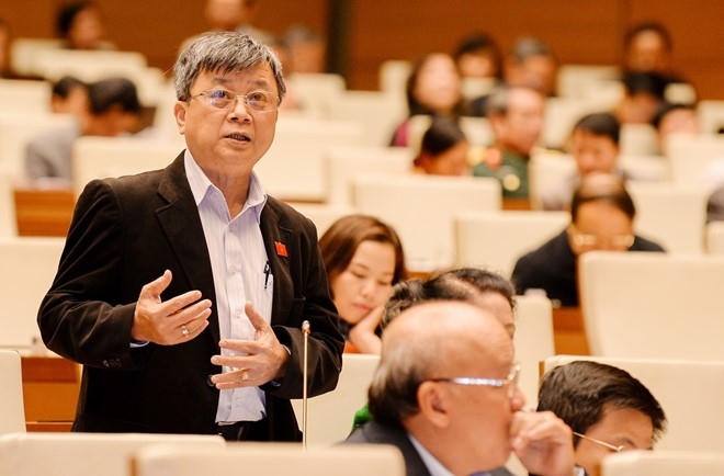 Đại biểu Trương Trọng Nghĩa: " Không có lý gì bắt thanh thiếu niên 16-18 tuổi quay trở về làm thân phận trẻ em ". Ảnh: Quochoi.vn.
