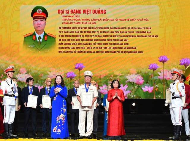 Bí thư Thành ủy Hà Nội Bùi Thị Minh Hoài, Phó Chủ tịch nước Võ Thị Ánh Xuân trao danh hiệu "Công dân Thủ đô ưu tú" cho Đại tá Đặng Việt Quảng.