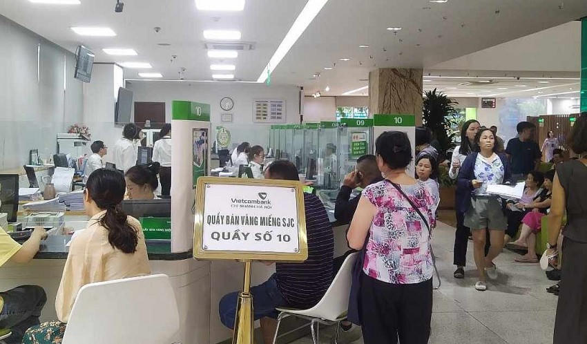 Giá vàng đang giảm sâu sau khi NHNN triển khai việc bán vàng miếng SJC trực tiếp qua 4 ngân hàng thương mại nhà nước và Công ty SJC.