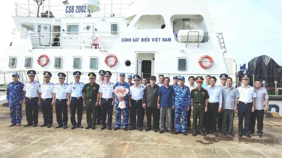 Cán bộ, chiến sĩ Hải đoàn 42/ Bộ Tư lệnh Vùng Cảnh sát biển 4 tặng hoa chúc mừng Đoàn công tác