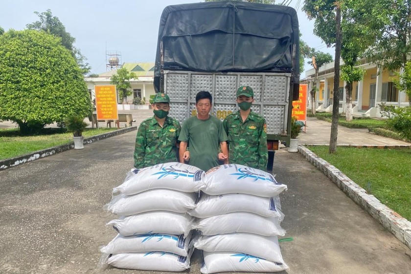 Đối tượng và tang vật một vụ buôn lậu đường qua biên giới bị Bộ đội Biên phòng An Giang bắt giữ. (Ảnh: Chiến Khu)