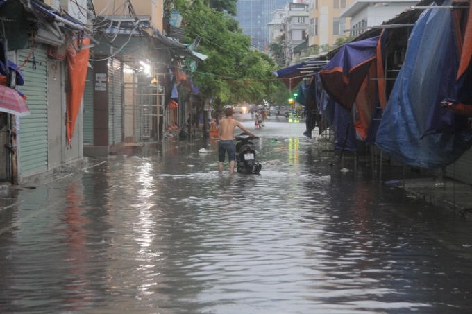 Thanh niên không nghe lời của người dân khu phố và hậu quả là xe anh ta bị chết máy và đành phải dắt xe giữa đường Phan Văn Trường.