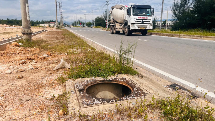 Nắp hố ga bằng gang trên tuyến đường nối từ Quốc lộ 1 đến xã Cam Hồng, tỉnh Quảng Trị bị mất. Ảnh nld.com.vn