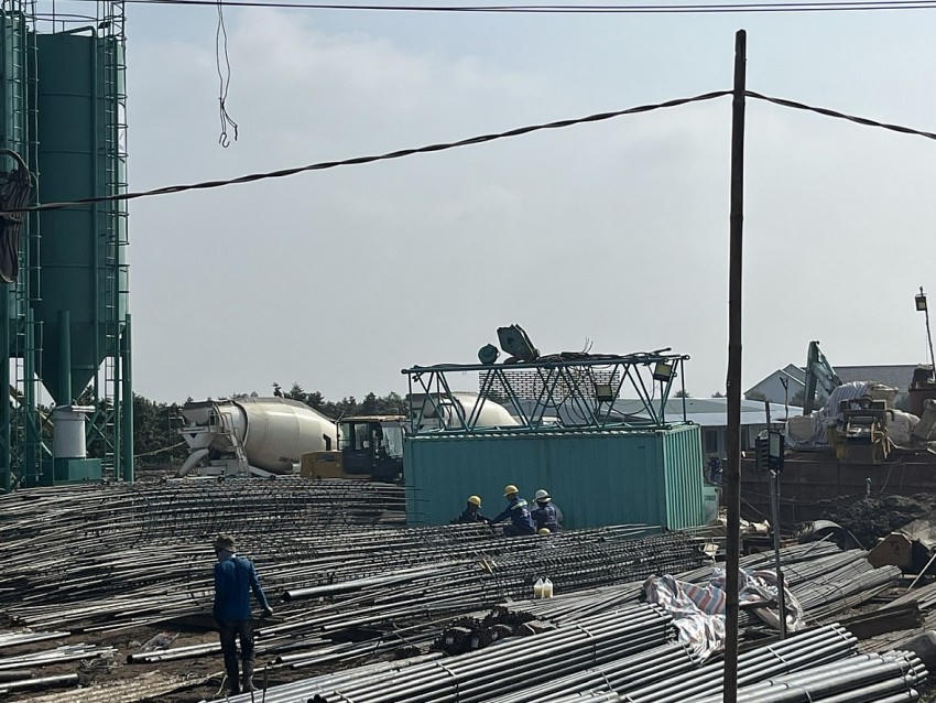 Công nhân mỗi người một việc lao động khẩn trương
