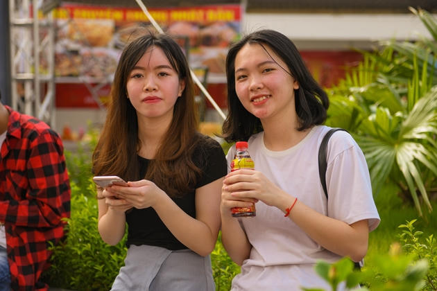 Vừa cuồng nhiệt cổ vũ bóng đá, vừa thanh nhiệt với Trà Dr Thanh.