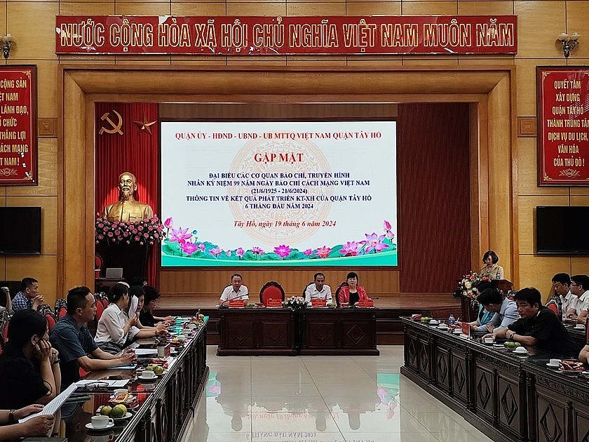 Ngày 19/6, Quận ủy, HĐND, UBND, Ủy ban MTTQVN quận Tây Hồ tổ chức cuộc gặp mặt đại biểu các cơ quan báo chí, truyền hình nhân dịp kỷ niệm 99 năm Ngày Báo chí Cách mạng Việt Nam.