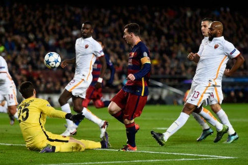 Messi sục bóng vượt qua tầm với của thủ môn Szczesny.