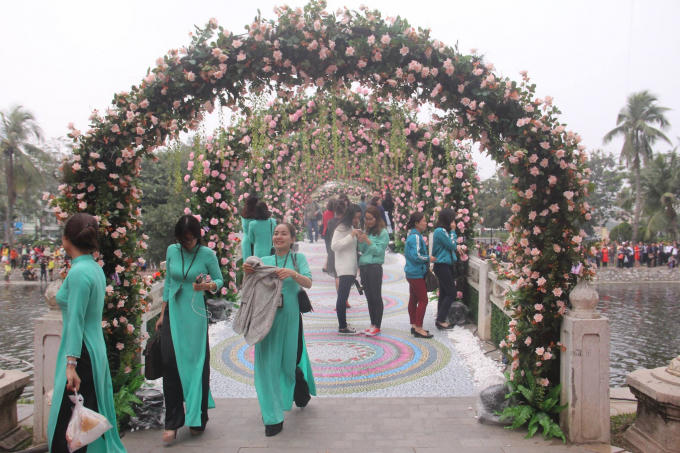 Đông đảo du khách đã vào chụp ảnh tại khu vực lễ hội.