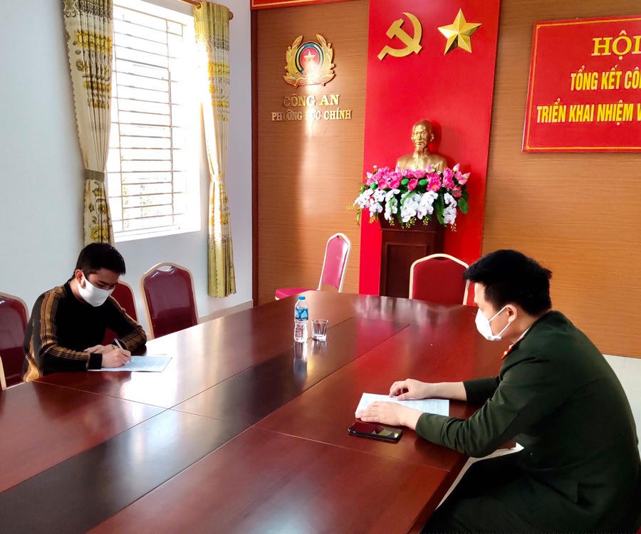 Công an thị xã Đông Triều lập biên bản chủ cơ sở kinh doanh Karaoke vi phạm quy định phòng chống dịch