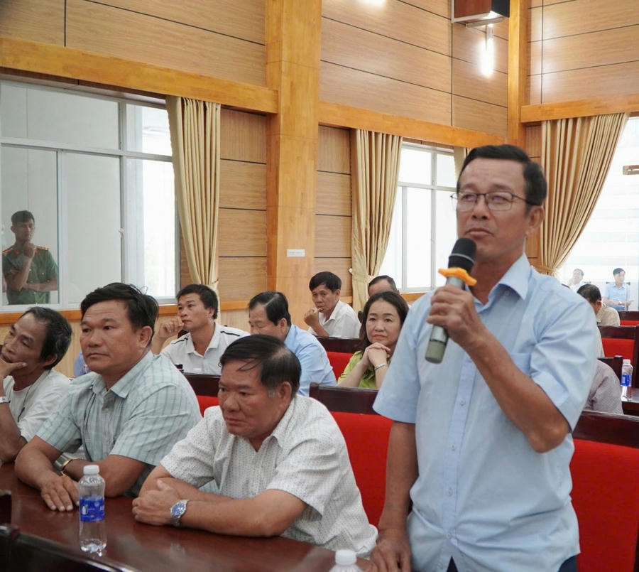 Cử tri Nguyễn Văn Đẹp ấp Đường Bào, xã Dương Tơ, TP. Phú Quốc, kiến nghị đến Phó Thủ tướng và đoàn đại biểu Quốc Hội đơn vị Kiên Giang - Ảnh: Khánh Thùy