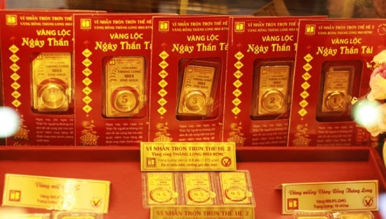 Hằng năm, cứ vào ngày 10/1 âm lịch nhà nhà lại rỉ tai nhau đi mua vàng để cầu mong một năm mới giàu sang, phú quý (ẢNH INTERNET)