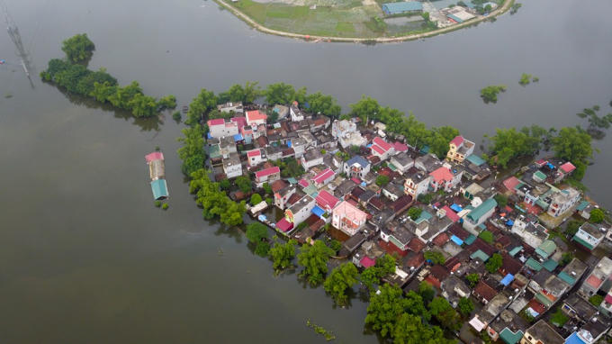 Nhiều khu vực của huyện Quốc Oai vẫn ngập trong biển nước. Tại xóm Bên Vôi, có chỗ ngập sâu tới 1,5m.