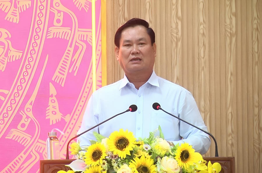 Ông Nguyễn Chí Thiện - Ủy viên BTV Tỉnh ủy, Bí thư Huyện ủy, Chủ tịch HĐND huyện Phước Long, phát biểu chỉ đạo tại Hội nghị tổng kết tình hình thực hiện nhiệm vụ năm 2024 và triển khai Nghị quyết năm 2025 (Ảnh: T.T - V.L).