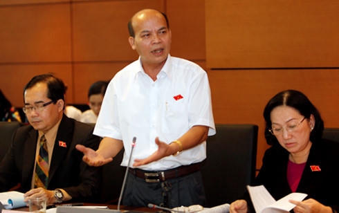 Đại biểu thảo luận ở tổ.