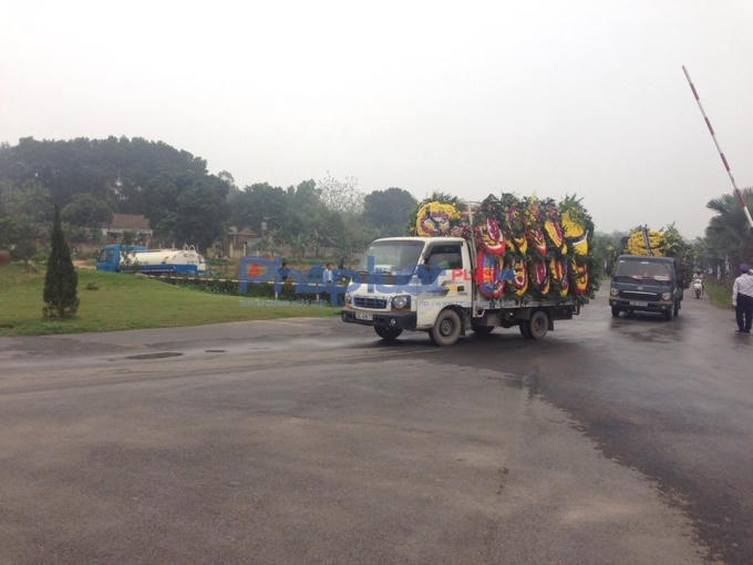 Đoàn xe tiến về nghĩa trang.