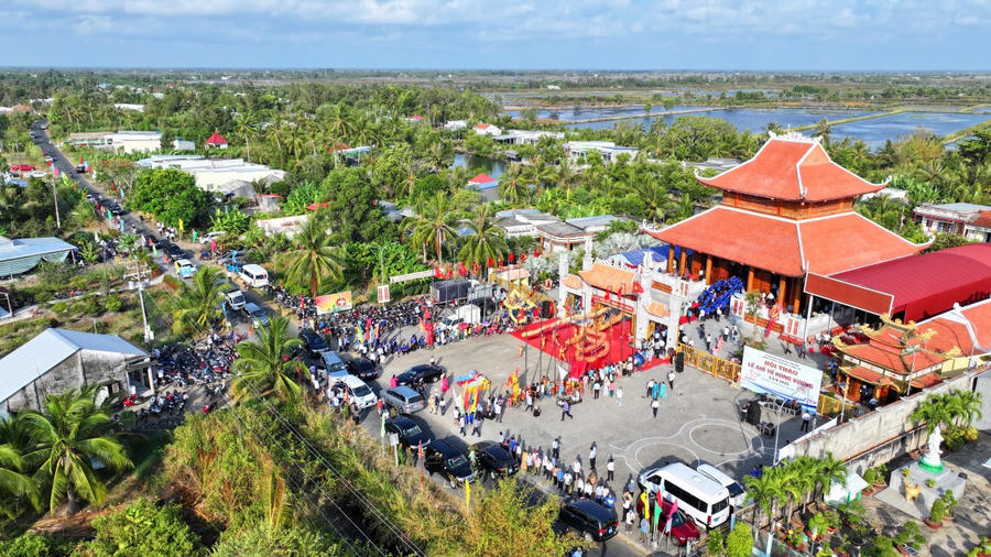 Toàn cảnh Lễ Hội Giỗ Tổ Hùng Vương tại ấp Giao Khẩu, xã Tân Phú, huyện Thới Bình, tỉnh Cà Mau).