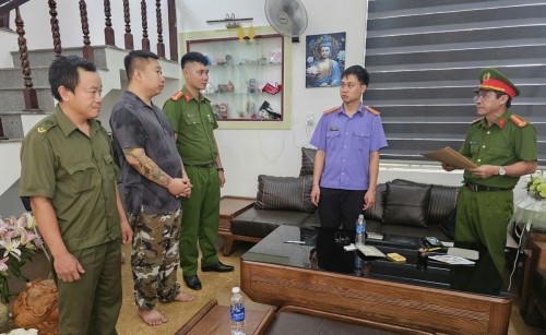Tống đạt quyết định tạm giữ người trong trường hợp khẩn cấp đối với Phạm Duy - Ảnh Công an Quảng Trị.