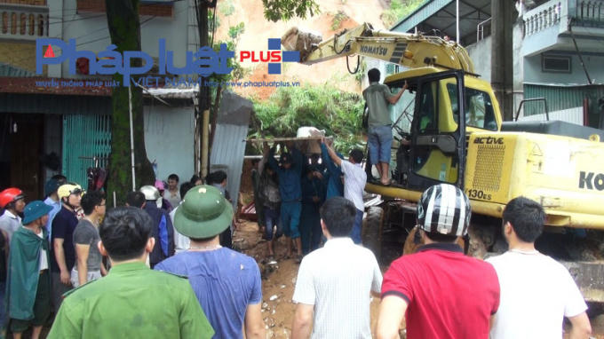 Lực lượng chức năng tích cực tìm kiếm các nạn nhân bị mắc kẹt.